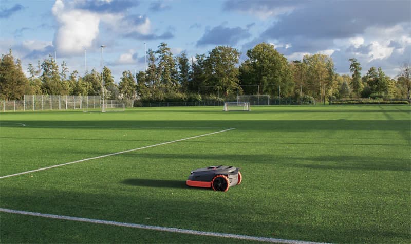 Quel est le meilleur robot tondeuse pour un grand terrain de plus de 2000 m² ?